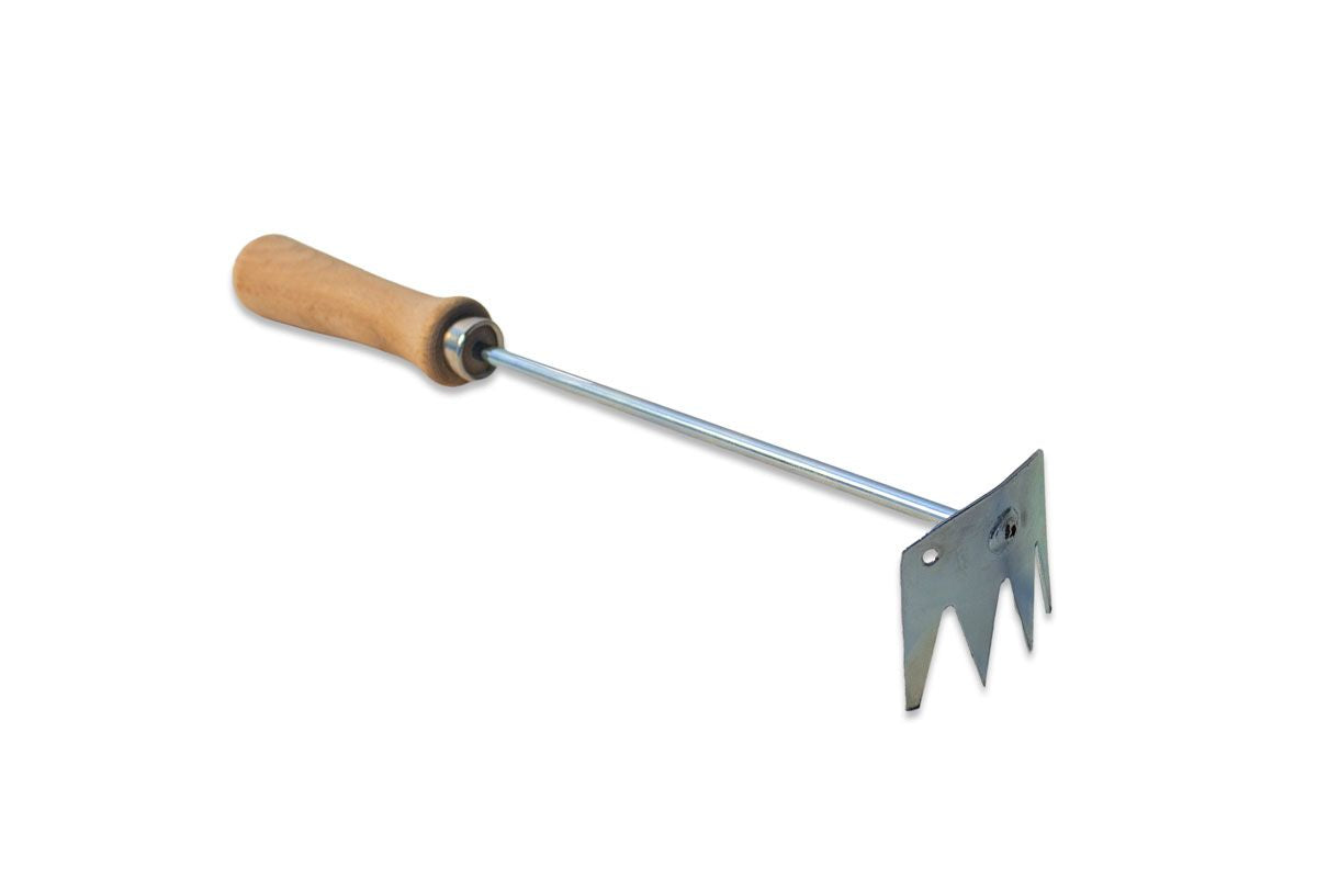 Schwegler Reinigungsgerät mit Holzgriff und verzinktem Krallenstab zur Säuberung von Nisthöhlen