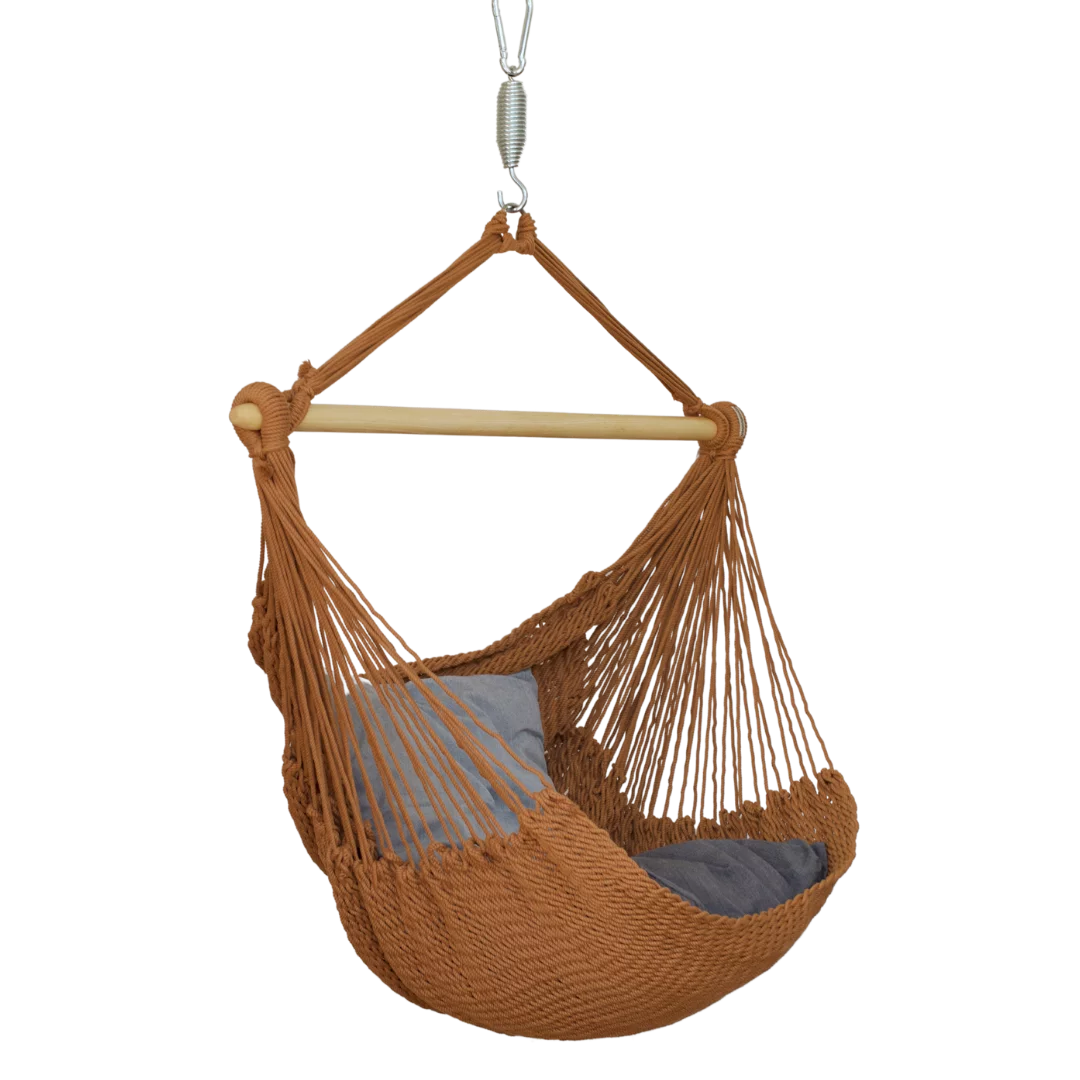 Hängesessel BALAO in Farbe sugar-beige aus Netzgeflecht, montiert mit Holzstab aus Esche