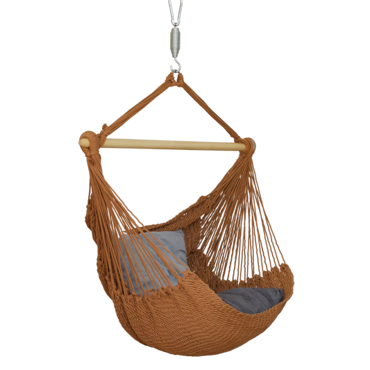 Hängesessel BALAO in Farbe sugar-beige aus Netzgeflecht, montiert mit Holzstab aus Esche